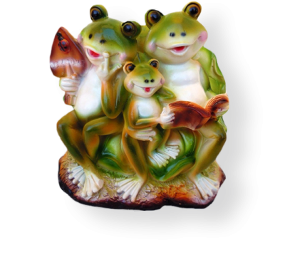 садовая фигурка "три лягушки с книгой"